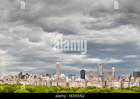 Stormy cloudscape sulla skyline di Manhattan, New York City, Stati Uniti d'America. Foto Stock