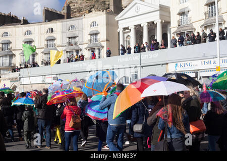 L'ombrello coloratissimo corteo durante il Martedì Grasso celebrazioni in Pelham Crescent, Hastings, East Sussex, Regno Unito Foto Stock