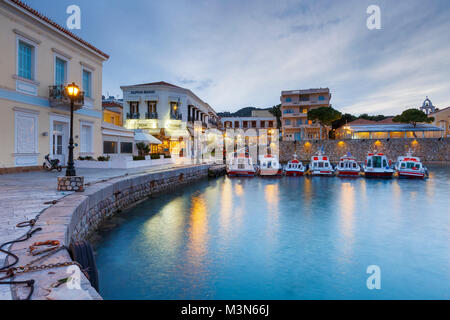 Case nel porto di Spetses, Grecia. Foto Stock