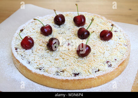 Le ciliegie Streusel tart Foto Stock