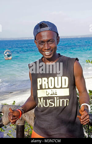 Giovani Musulmani uomo sul lungomare a Zanzibar. Foto Stock