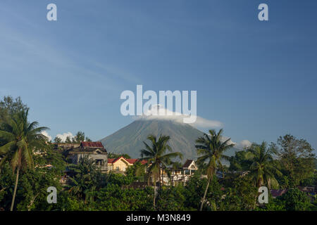 Una coperta di cloud computing oltre la punta del monte Vulcano Mayon vicino a Legazpi City, Albay, Filippine. Foto Stock