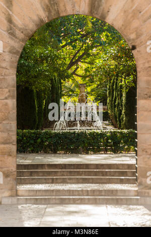 Vista di una delle fontane nei giardini dell'Hort del Rei presso il Palazzo Almudena in Palma de Mallorca, Spagna Foto Stock