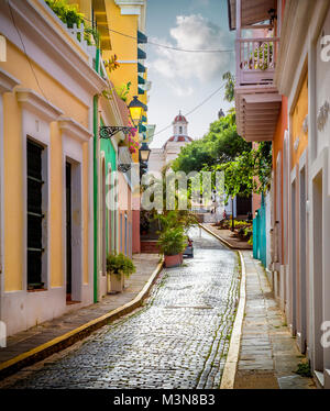 Coloratissima Street nella città vecchia di San Juan, Puerto Rico Foto Stock