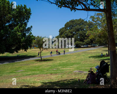 Persone e rilassanti passeggiate nel giardino botanico reale, Sydney, Nuovo Galles del Sud, Australia Foto Stock