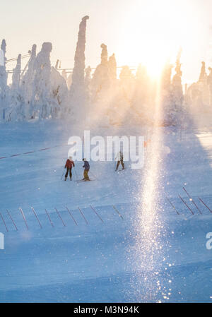 Gli sciatori sulle piste presso la stazione sciistica di Ruka in Finlandia Foto Stock