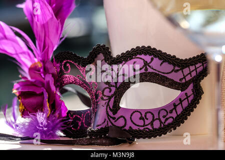 Maschera viola close-up. Venezia, Italia. Foto Stock