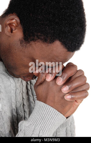 Un giovane americano africano uomo in una immagine ritratto con le sue mani giunte in preghiera a Dio, isolato per sfondo bianco Foto Stock