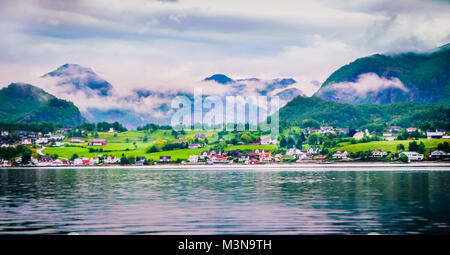 In attesa di traversata in traghetto e cercando fino a questa piccola e bella cittadina in Norvegia durante il viaggio da Odda a Stavanger Foto Stock