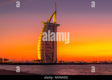 Vista al tramonto del Burj Al Arab hotel sulla spiaggia di Jumeirah a Dubai, Emirati Arabi Uniti Foto Stock