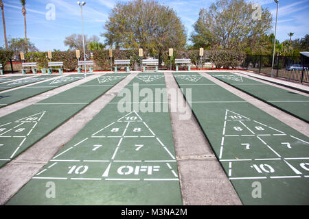 Green shuffle board tribunali e palme Foto Stock