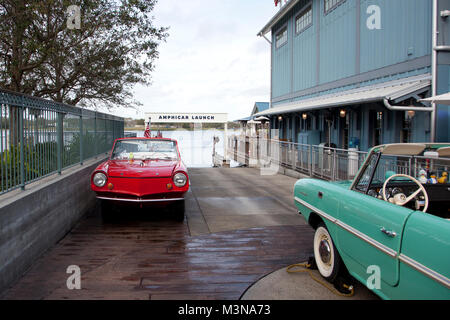 Febbraio 4, 2018- Orlando, Florida: bellissimo ed antico di vetture alla barca amphicar lanciare a molle di Disney Foto Stock