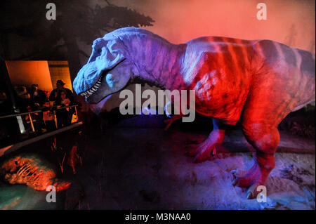 Spostando ruggente modello di T. rex dinasaur nel Museo di Storia Naturale di Londra, Inghilterra, Regno Unito. 5 aprile 2015 © Wojciech Strozyk / Alamy Stoc Foto Stock