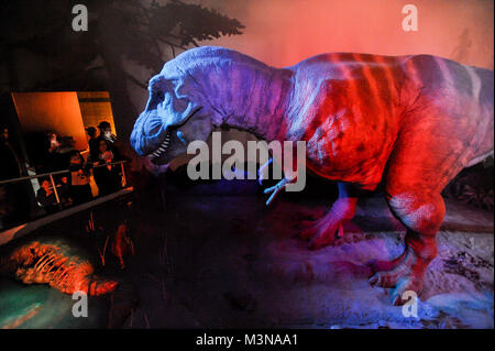 Spostando ruggente modello di T. rex dinasaur nel Museo di Storia Naturale di Londra, Inghilterra, Regno Unito. 5 aprile 2015 © Wojciech Strozyk / Alamy Stoc Foto Stock