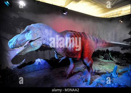 Spostando ruggente modello di T. rex dinasaur nel Museo di Storia Naturale di Londra, Inghilterra, Regno Unito. 5 aprile 2015 © Wojciech Strozyk / Alamy Stoc Foto Stock