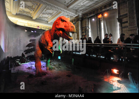 Spostando ruggente modello di T. rex dinasaur nel Museo di Storia Naturale di Londra, Inghilterra, Regno Unito. 5 aprile 2015 © Wojciech Strozyk / Alamy Stoc Foto Stock