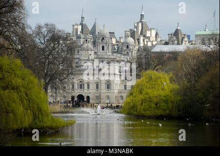 St James Park Lake in St James Park e Horse Guard edifici, vecchia guerra Edificio per uffici e Whitehall Court a Londra, Inghilterra, Regno Unito. Aprile 5 Foto Stock