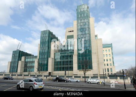 SIS edificio sulla riva sud del fiume Tamigi a Londra, Inghilterra, Regno Unito. 5 aprile 2015. Completato nel 1994, progettato da Terry Farrell è Foto Stock