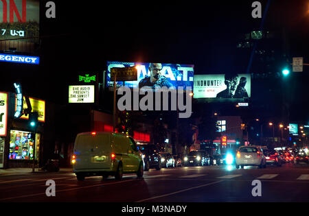 I cartelloni sulla Sunset Strip di notte a Los Angeles, CA Foto Stock