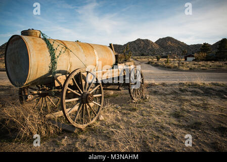Abbandonata in legno vagone di acqua nel deserto Foto Stock