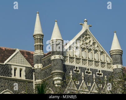 Architettura: Close up di un edificio con finestre ad arco ,tegole del tetto e la muratura di pietra vicino a Mumbai, India Foto Stock