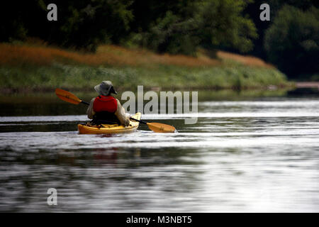 Un lone kayaker sul St. Croix fiume tra County o lo sbarco e Sunrise attracco in Wisconsin. Lei era che partecipano al St.Croix fiume come Foto Stock