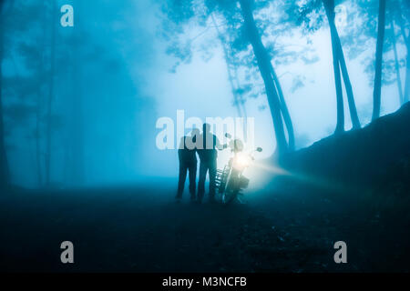 Giovane a piedi nella fitta nebbia a Kodaikanal, Kerala Foto Stock