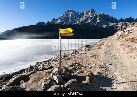 Mattina al lago di Gokyo, sulla strada fino a Renjo La Pass, Nepal Foto Stock