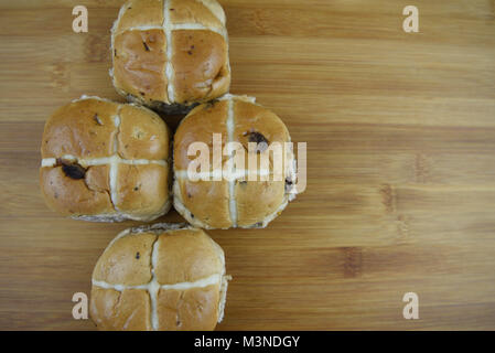Tempo di Pasqua di cibo fatto in casa croce calda panini su legno Foto Stock
