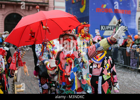 Mainz, Germania. 10 Febbraio, 2018. La gente vestita come clown marzo in parata. I bambini delle scuole e asili in Mainz hanno marciato attraverso Mainz in gioventù annuale sfilata di carnevale. Essi sono stati accompagnati da membri del carnevale le protezioni e i club da Mainz. Credito: Michael Debets/Pacific Press/Alamy Live News Foto Stock