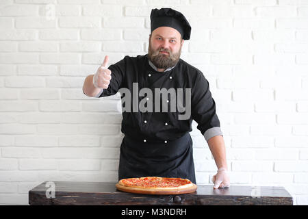 Barbuto chef lo chef prepara i pasti Foto Stock