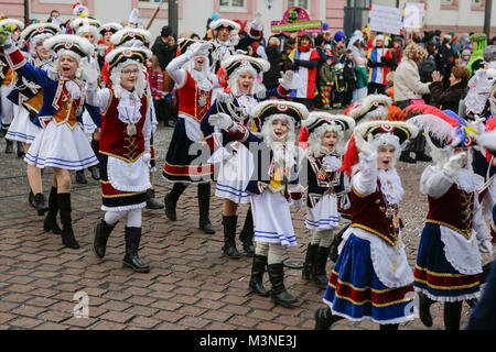 Mainz, Germania. 10 Febbraio, 2018. I giovani membri del Mainzer Ranzengarde marzo presso la parata. I bambini delle scuole e asili in Mainz hanno marciato attraverso Mainz in gioventù annuale sfilata di carnevale. Essi sono stati accompagnati da membri del carnevale le protezioni e i club da Mainz. Credito: Michael Debets/Pacific Press/Alamy Live News Foto Stock