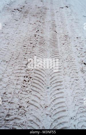 Close-up di sporco di neve in inverno nella città. Le tracce delle ruote delle auto del battistrada sulla neve. Foto Stock