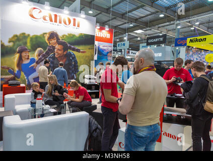 KIEV, UCRAINA - 07 ottobre 2017: i visitatori non riconosciuta di collaudo macchine fotografiche professionali a Canon stand durante la CEE 2017, il più grande electron Foto Stock