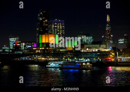 Le luci luminose della London South Bank di notte Foto Stock