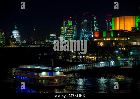 Le luci luminose della London South Bank di notte Foto Stock