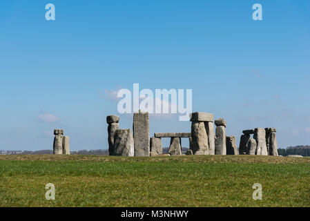 Stonehenge, Wiltshire - vista attraverso i campi di erba dei circoli di pietre su una tranquilla giornata con n. di visitatori - spazio per i sottotitoli Foto Stock