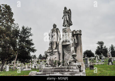 Abbandonati e dimenticati mausoleo in un cimitero Foto Stock