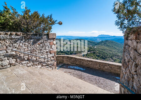 Scala con corrimano, Sant Miquel Chiesa, viste a Montserrat, Castelltallat, Catalogna, Spagna Foto Stock