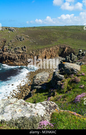 La baia isolata di porth loe vicino gwennap testa sulla penisola di penwith in Cornovaglia, Inghilterra, Regno Unito. Foto Stock