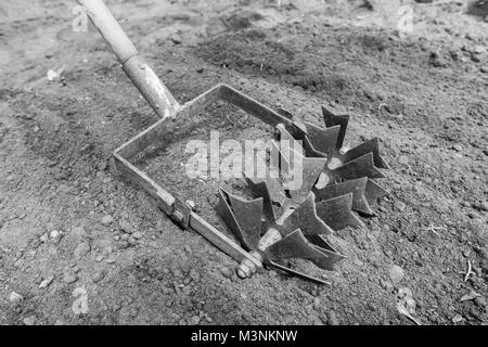 Aratro manuale sul terreno. la fotografia in bianco e nero Foto Stock