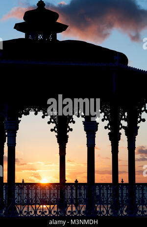 Sunset silhouette al Bandstand a Brighton e Hove lungomare è considerato uno dei migliori esempi di un palco per spettacoli in stile vittoriano in U.K. Foto Stock