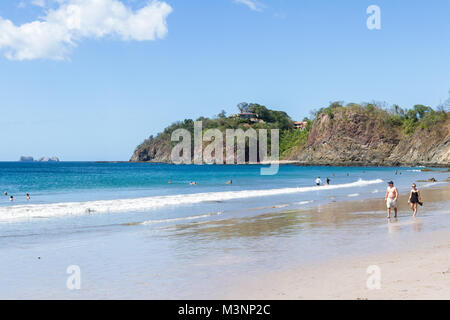 Playa Flamingo, Costa Rica - 25 dicembre: la gente del posto e turisti che si godono il giorno di Natale presso la spiaggia. Il 25 dicembre 2017, Playa Flamingo Costa Rica. Foto Stock