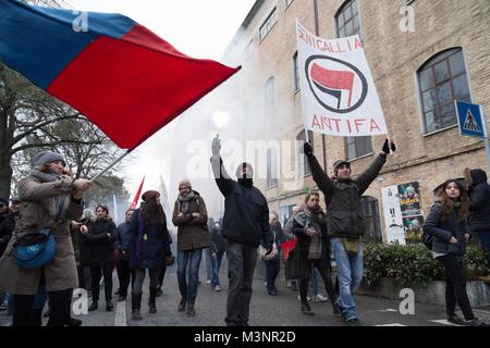 Macerata, Italia. 10 Febbraio, 2018. Anti-fascista di dimostrazione in Macerata dopo un neo-fascista militante, il 2 febbraio, aveva licenziato dalla sua vettura a sei immigrati africani. Circa trenta mila persone hanno marciato pacificamente Credito: Bledar Hasko/Pacific Press/Alamy Live News Foto Stock