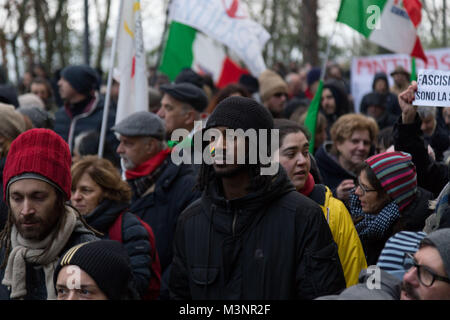 Macerata, Italia. 10 Febbraio, 2018. Anti-fascista di dimostrazione in Macerata dopo un neo-fascista militante, il 2 febbraio, aveva licenziato dalla sua vettura a sei immigrati africani. Circa trenta mila persone hanno marciato pacificamente Credito: Bledar Hasko/Pacific Press/Alamy Live News Foto Stock