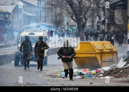 Srinagar, India. Xi Febbraio, 2018. La gioventù si scontrano con le forze indiane dopo il coprifuoco è stato sollevato in Srinagar Kashmir il 11 febbraio. Il coprifuoco è stato imposto in dirrferent parti della valle a thrawt proteste contro l'anniversario dell'esecuzione di Maqbool Bhat chi è stato impiccato nel carcere indiano il 11 Feb 1984 Credit: Muzamil Mattoo/Pacific Press/Alamy Live News Foto Stock