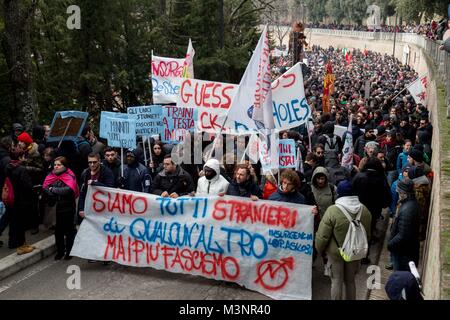 Macerata, Italia. 10 Febbraio, 2018. Anti-fascista di dimostrazione in Macerata dopo un neo-fascista militante, il 2 febbraio, aveva licenziato dalla sua vettura a sei immigrati africani. Circa trenta mila persone hanno marciato pacificamente Credito: Bledar Hasko/Pacific Press/Alamy Live News Foto Stock