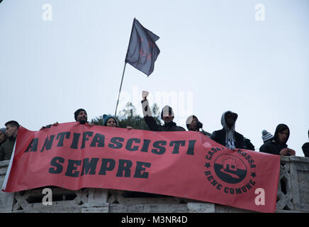 Macerata, Italia. 10 Febbraio, 2018. Anti-fascista di dimostrazione in Macerata dopo un neo-fascista militante, il 2 febbraio, aveva licenziato dalla sua vettura a sei immigrati africani. Circa trenta mila persone hanno marciato pacificamente Credito: Bledar Hasko/Pacific Press/Alamy Live News Foto Stock