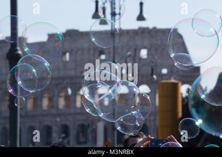 Roma, Italia. Xi Febbraio, 2018. Bolle di sapone di fronte Colosseo Credito: Matteo Nardone/Pacific Press/Alamy Live News Foto Stock