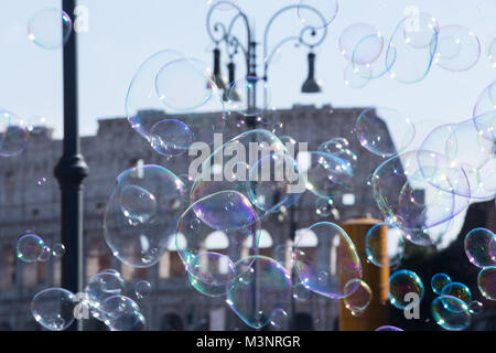 Roma, Italia. Xi Febbraio, 2018. Bolle di sapone di fronte Colosseo Credito: Matteo Nardone/Pacific Press/Alamy Live News Foto Stock